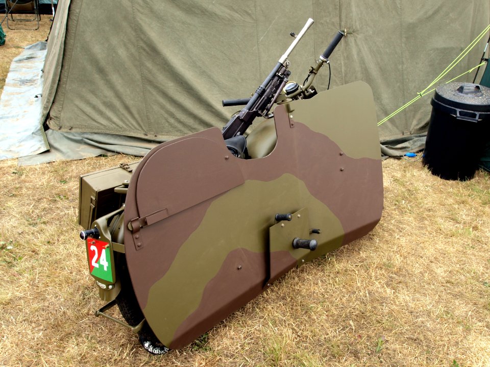 Triumph WO3-SW Armoured Bren gun carrier replica pic2