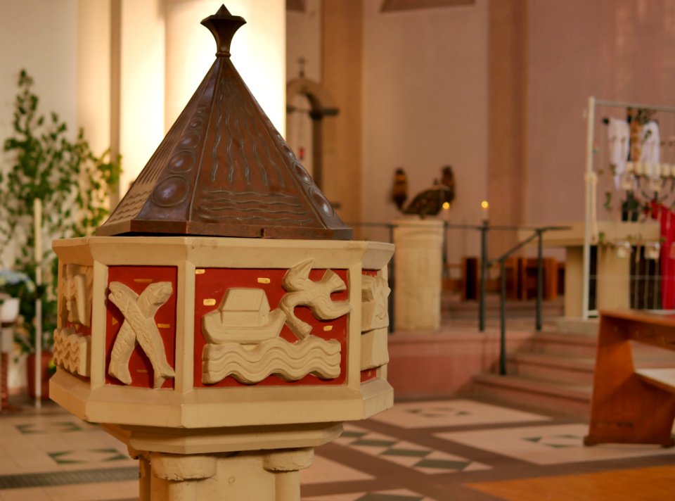 TrierHerzjesuKircheTaufsteinH1a