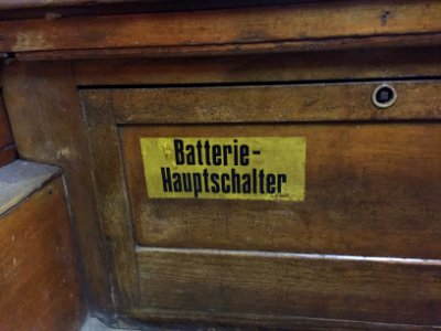 Triebwagen 240 005-8 - Batterie Hauptschalter Kasten - Straßenbahnmuseum Dresden