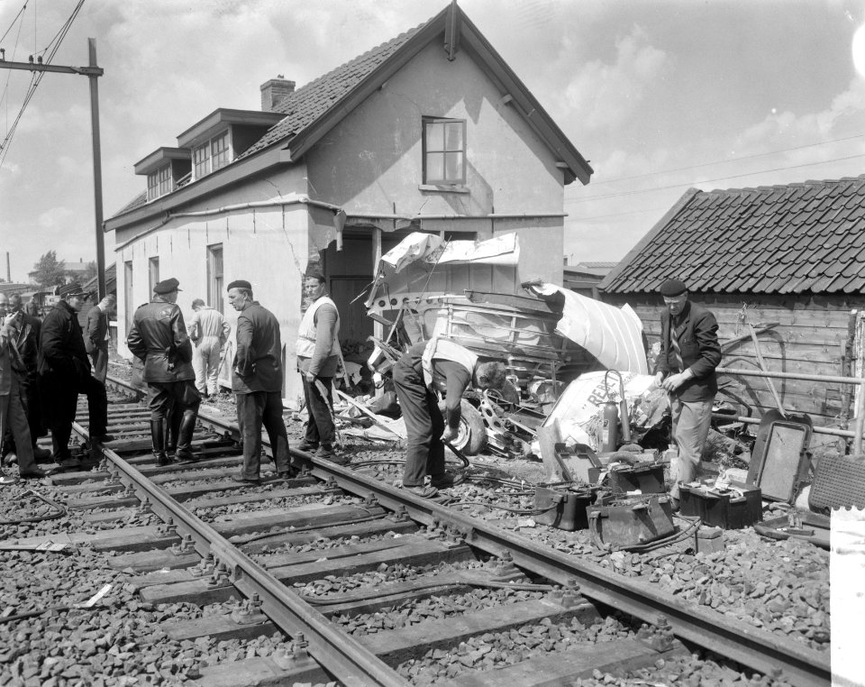 Trein tegen bestelwagen op beveiligde overweg te Maarsen, overzicht ravage, Bestanddeelnr 918-0298