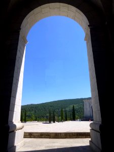 Valle de los Caídos - Frontis porticado de la Basílica 09