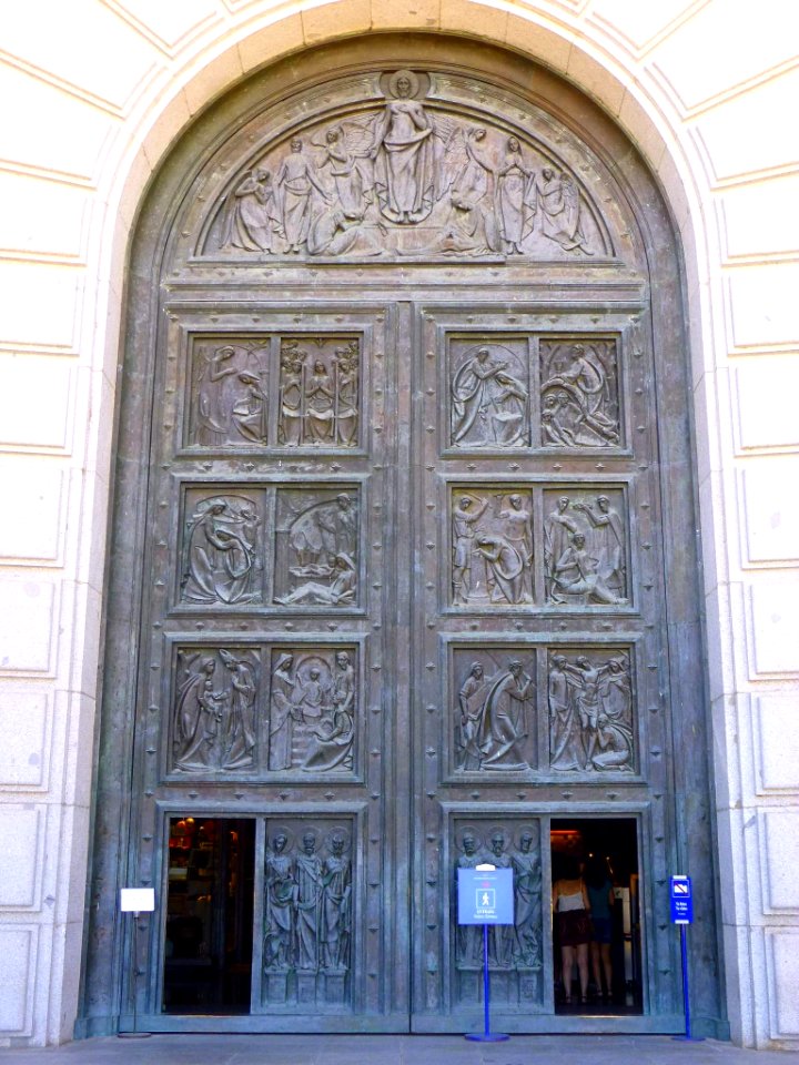 Valle de los Caídos - Puerta de la Basílica 2
