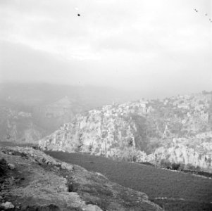 Vallei van de Kadisha met zicht op het dorp Hasroun, Bestanddeelnr 255-6452