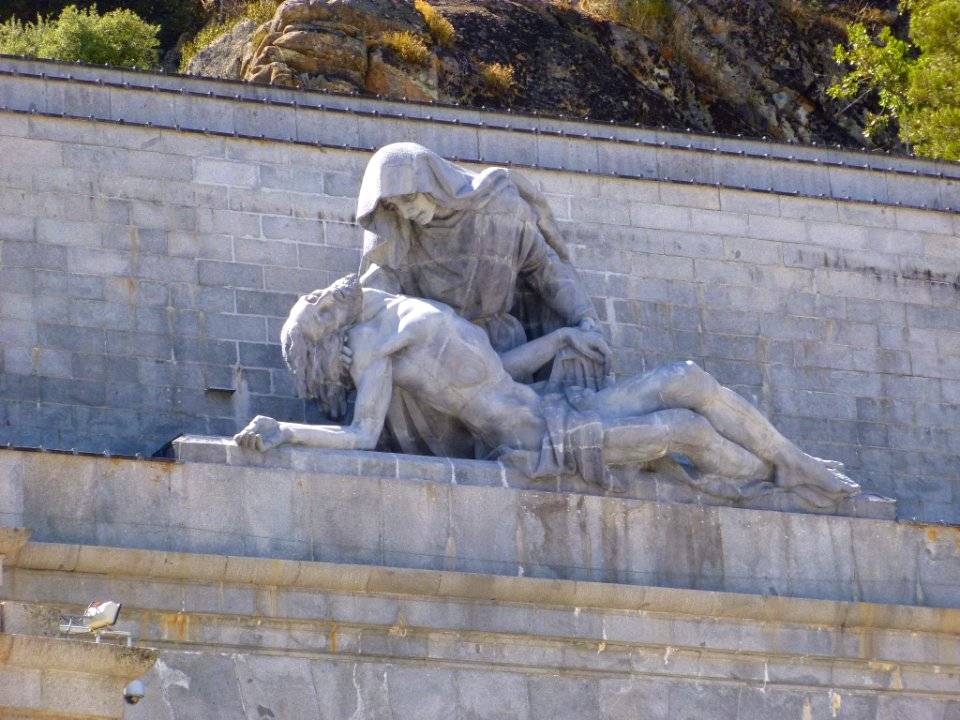 Valle de los Caídos - Frontis porticado de la Basílica, La Piedad