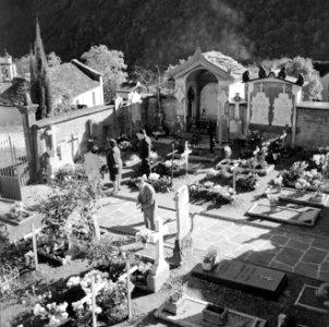 Vallemaggia Kerkhof tijdens Allerheiligen, Bestanddeelnr 254-4814
