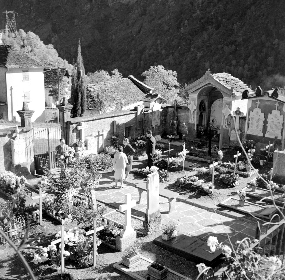 Vallemaggia Kerkhof tijdens Allerheiligen, Bestanddeelnr 254-4813