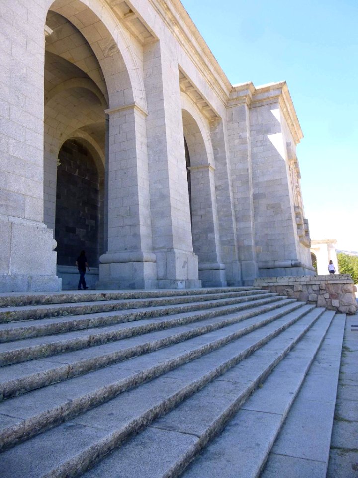 Valle de los Caídos - Frontis porticado de la Basílica 02