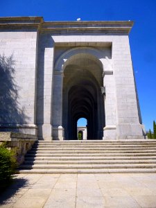 Valle de los Caídos - Frontis porticado de la Basílica 01