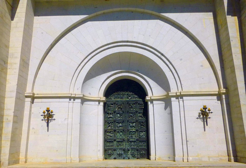 Valle de los Caídos - Puerta de la Abadía 01