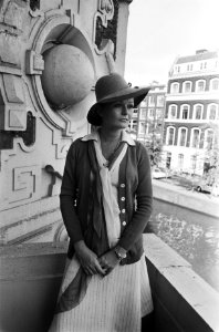Valery op een balkon aan de gracht in Amsterdam, Bestanddeelnr 928-1234
