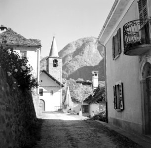 Vallemaggia Straat en kerk in een dorpje, Bestanddeelnr 254-4884