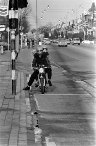 Valhelm op bromfiets verplicht bromfietser met helm (ook duopassagier), Bestanddeelnr 927-7257