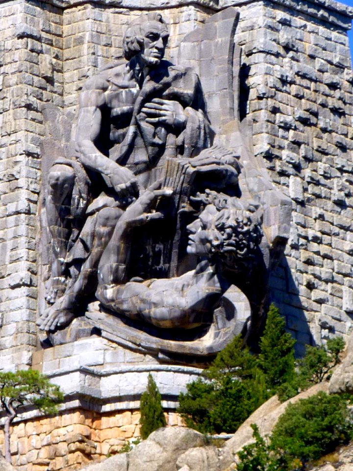 Valle de los Caídos, Santa Cruz, conjunto escultórico de la base 2
