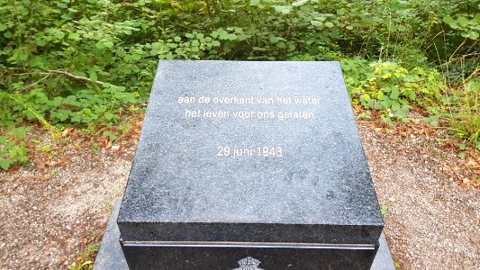Valkenburg-Vliegersmonument aan de Geul (2)