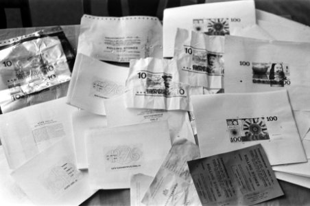 Vals geld, kentekenbewijzen etc op Hoofdbureau in Amster (voor NOS), Bestanddeelnr 928-6684