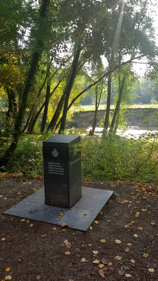 Valkenburg-Vliegersmonument aan de Geul (8)