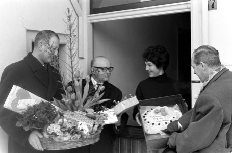 Valentijndag het Valentijncomite Nederland op bezoek bij Mies Bouwman, Bestanddeelnr 914-8187