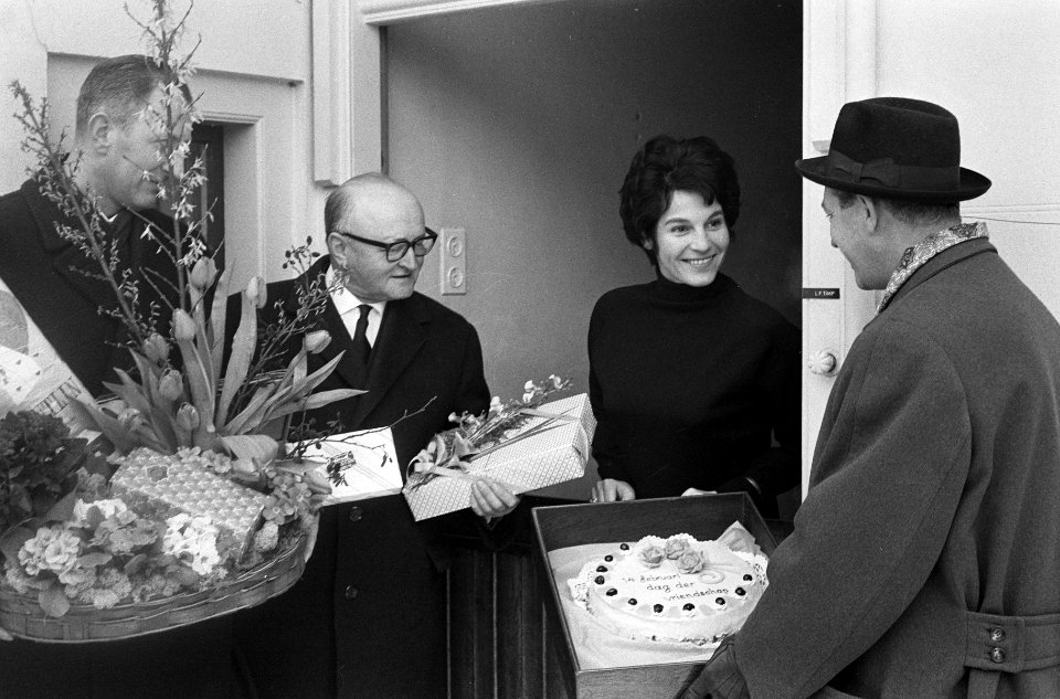 Valentijndag het Valentijncomite Nederland op bezoek bij Mies Bouwman, Bestanddeelnr 914-8186