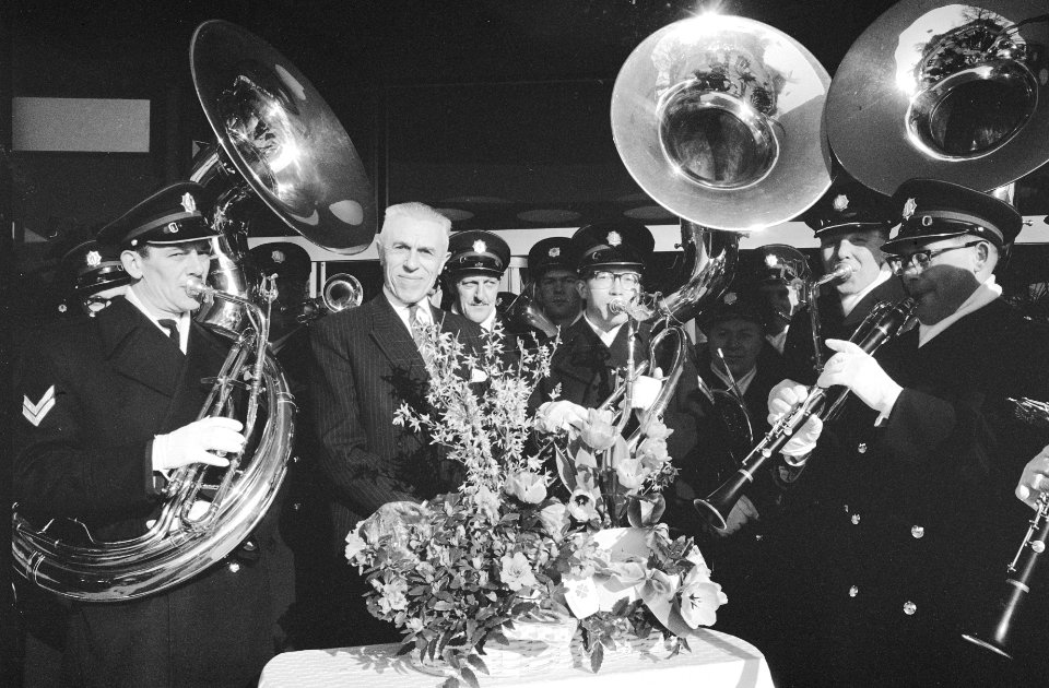 Valentijndag, Jan de Roos luistert op de stoep Hiltonho naar de aubade van de Am, Bestanddeelnr 916-0521