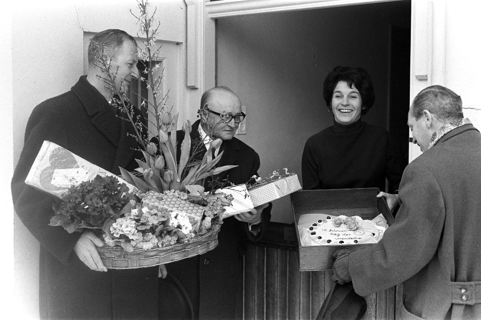 Valentijndag het Valentijncomite Nederland op bezoek bij Mies Bouwman, Bestanddeelnr 914-8188