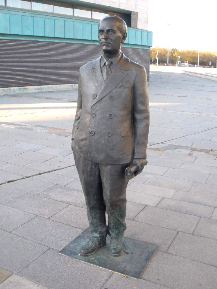 Valladolid - Museo de la Ciencia, estatua de Pío del Río Hortega