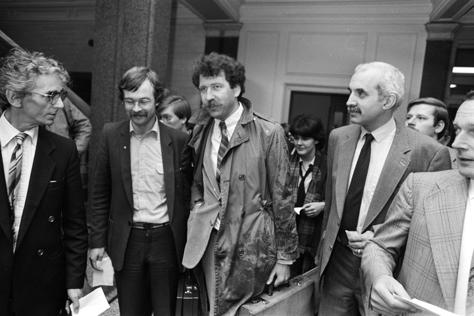 Van links naar rechts Ab Engelsman (omroepbonden FNV), Kees Spaan (NOS)en Erik J, Bestanddeelnr 931-7525
