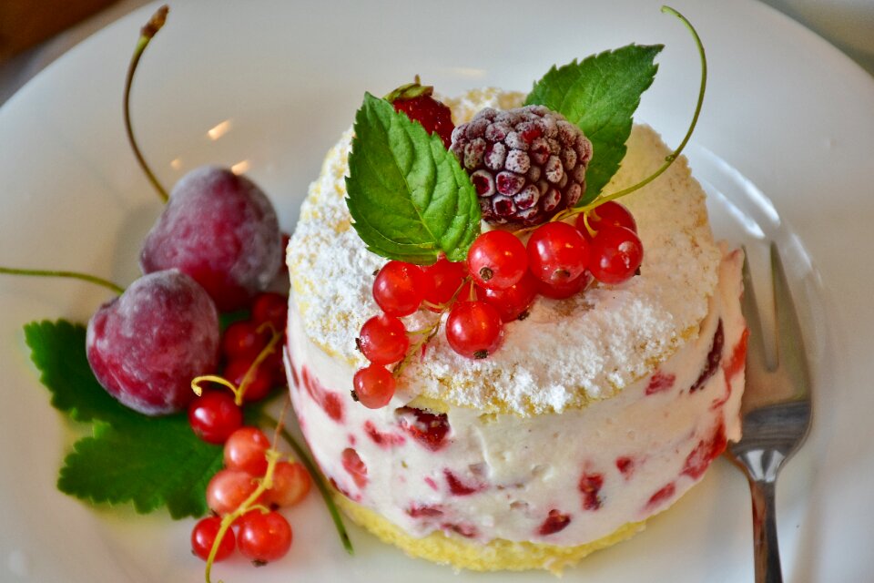 Strawberry cake bisquit dessert