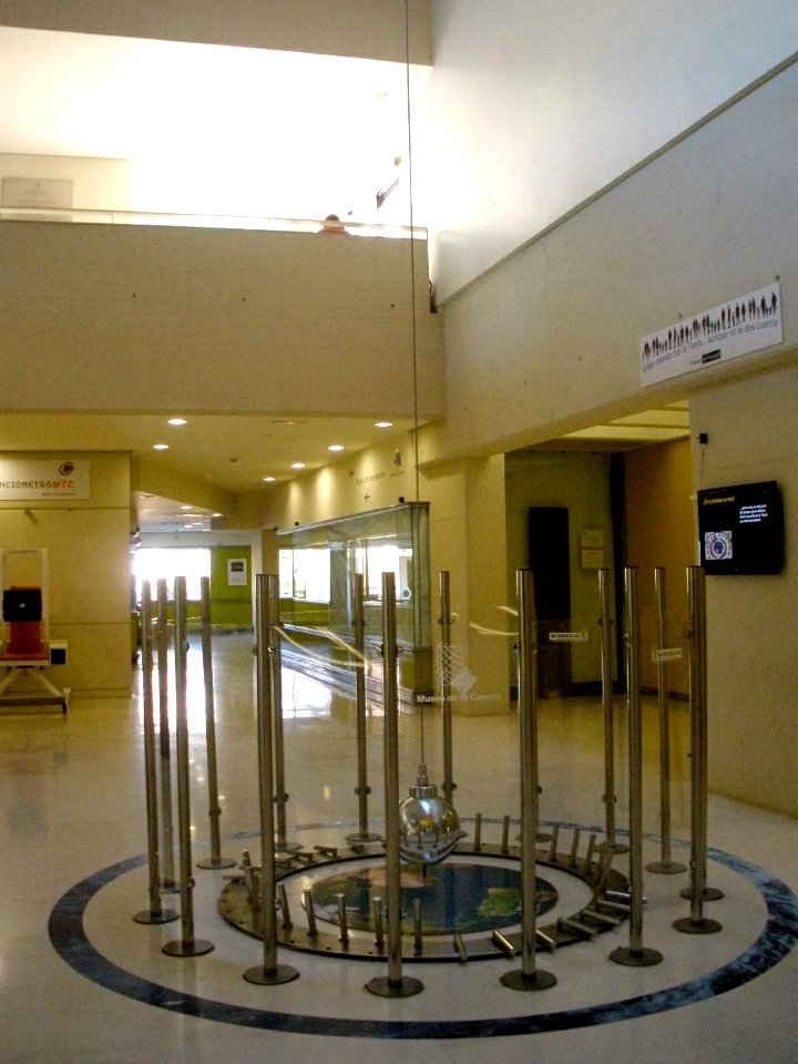 Valladolid - Museo de la Ciencia, péndulo de Foucault 1