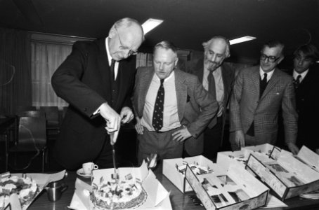 Van links naar rechts Anne Vondeling (PvdA), Cees Berkhouwer (VVD), Paul Jansse, Bestanddeelnr 930-1423 photo