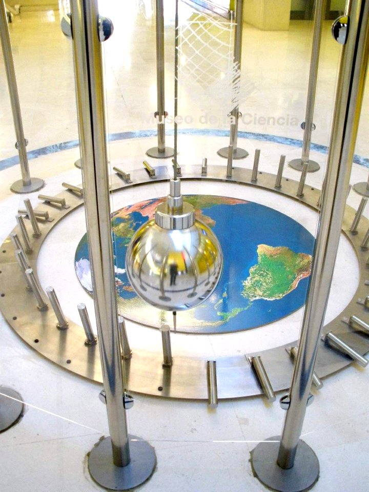 Valladolid - Museo de la Ciencia, péndulo de Foucault 2