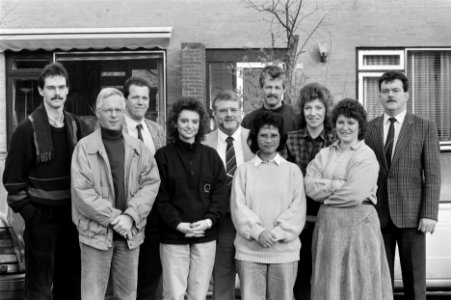 Van links naar rechts, voorste rij Gerrit van de Heuvel en 3 secretaresses, ach, Bestanddeelnr 934-4028