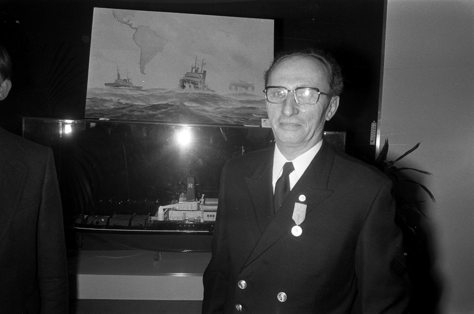 Van Hulten (l) reikt de Ruytermedaille uit aan kapitein Poot (r) voor zijn verdi, Bestanddeelnr 927-0916