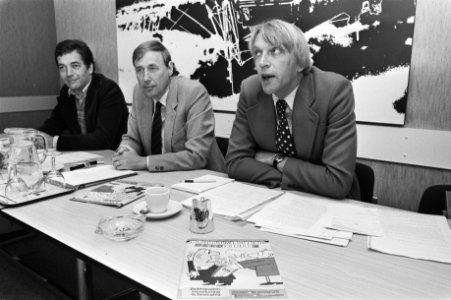 Van links naar rechts Ago Salverda (voorlichter), Dick Westendorp (adjunct-direc, Bestanddeelnr 931-7405