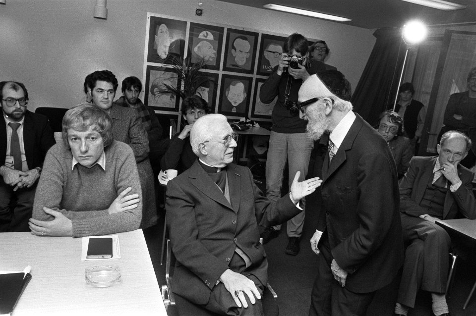 Van links naar rechts, voorste rij Mient Jan Faber, mgr. Zwartkruis en Opperrab, Bestanddeelnr 931-8386