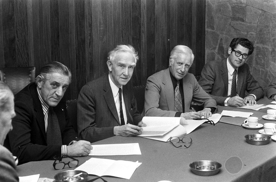 Van links naar rechts A. Wüstenhoff (voorzitter de Volewijckers), notaris H.J. N, Bestanddeelnr 926-8726