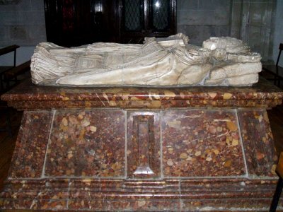 Valladolid - Iglesia de La Magdalena - Sepulcro del Obispo Pedro de la Gasca 1