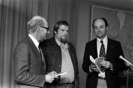 Van links naar rechts ex-minister Schut, staatssecretaris Schaefer en ARP-fracti, Bestanddeelnr 926-8986