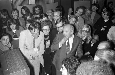 Van Mierlo, Liesbeth den Uyl, Van den Doel en Den Uyl bekijken de uitslagen, Bestanddeelnr 924-5003