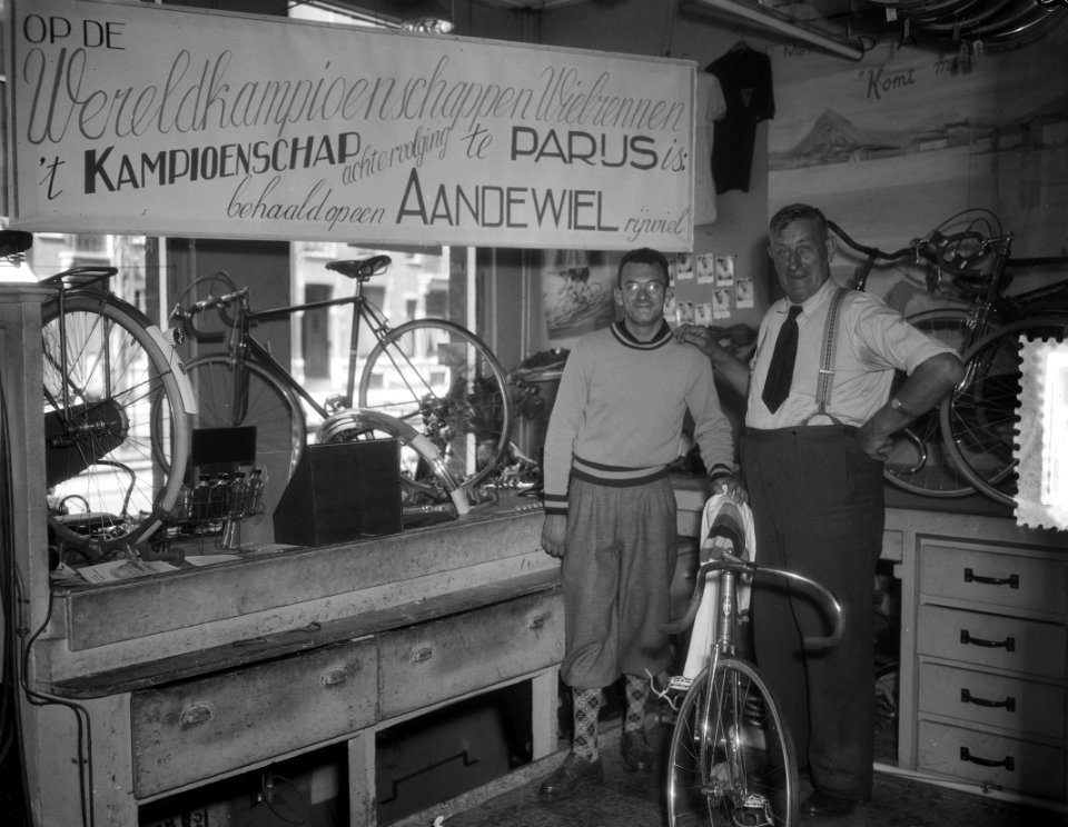 Van Heusden met tandewiel in de zaak, Bestanddeelnr 905-2849
