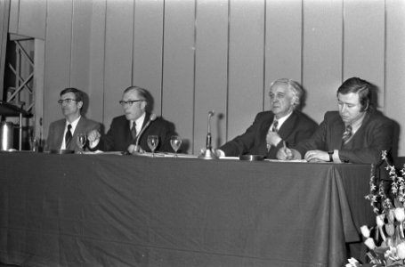 Van links naar rechts W. Drees jr., H. Baron van Lawick (directeur 's Rijks Bel…, Bestanddeelnr 926-9530