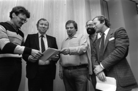 Van links naar rechts wethouder Duivesteijn (PvdA, Den Haag), minister Van Dam (, Bestanddeelnr 931-8001