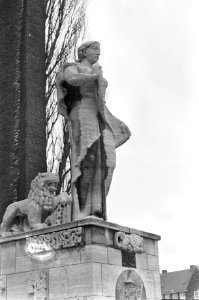 Van Heutszmonument beschadigd, een der leeuwtjes werd zwaar beschadigd, Bestanddeelnr 920-1523 photo