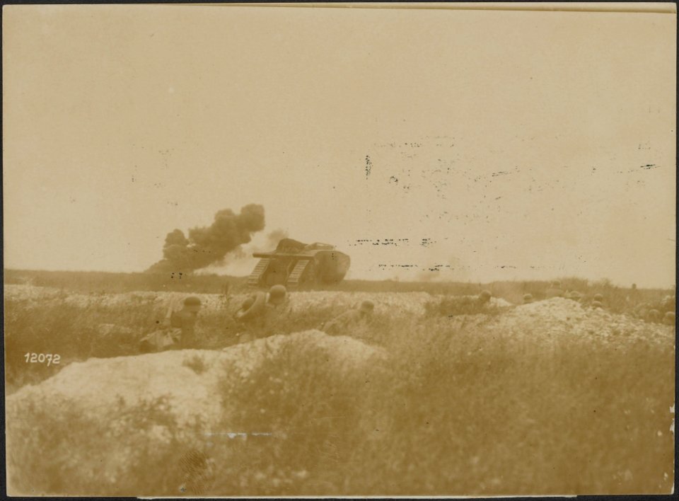 Van het Westfront een Duitsche tank baant een weg voor de Infanterie., Bestanddeelnr 158-1965