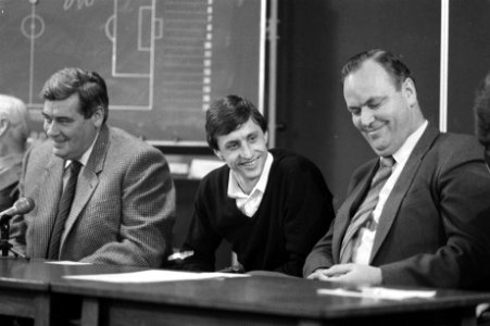Van links naar rechts voorzitter Harmsen, Johan Cruijff en secretaris Bartels, Bestanddeelnr 931-8431