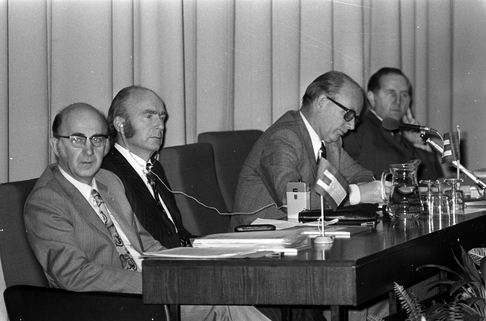 Van links naar rechts W. Spit (NKV), dr. P. Hillery (Europese commissaris), H. …, Bestanddeelnr 926-8410
