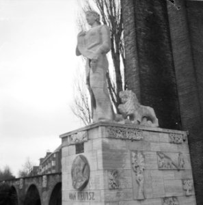 Van Heutszmonument beschadigd, op voorgrond leeuwtje waar achterpoot van af is, Bestanddeelnr 920-1520