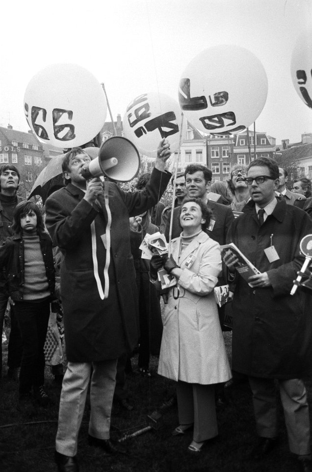 Van Mierlo (l) en Goudsmit (in witte jas) laten op het Rembrandtplein ballonnen…, Bestanddeelnr 924-4848