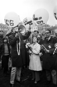 Van Mierlo (l) en Goudsmit (in witte jas) laten op het Rembrandtplein ballonnen…, Bestanddeelnr 924-4848