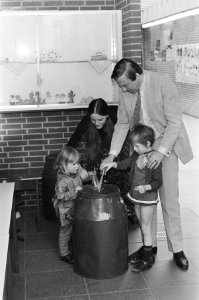 Van Mierlo, zijn echtgenote en hun kinderen bij het uitbrengen van hun stem te A, Bestanddeelnr 924-4997