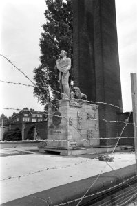 Van Heutsz monument afgezet met prikkeldraad, Bestanddeelnr 921-4797